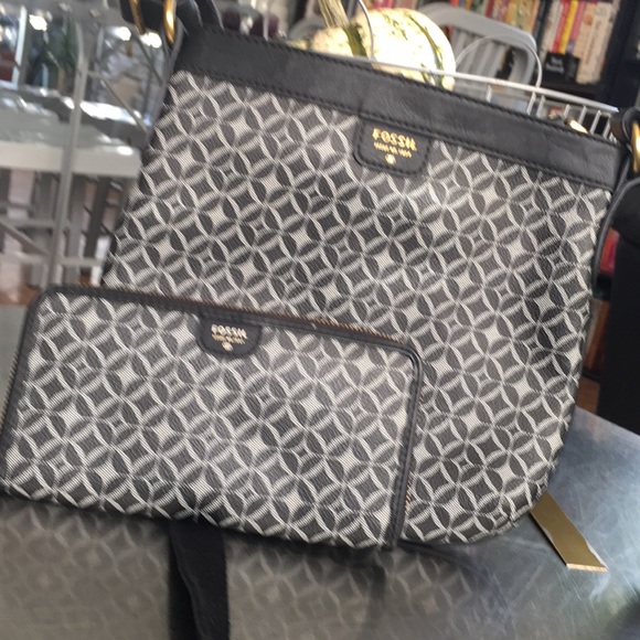 Fossil /Signature /Crossbody/with Large Wallet/ - Picture 2 of 6